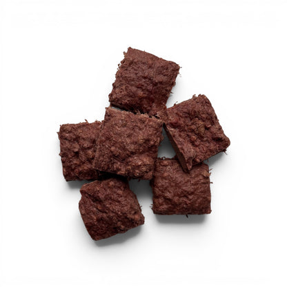 Pieces Freeze-dried beef organ biscuits for dogs and cats, made with beef heart, liver, spleen, and lung.